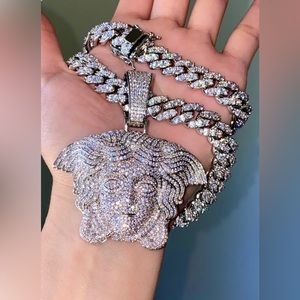 20” 12MM THICK MIAMI
CUBAN CHAIN PRONG
SET WITH 
MEDUSA CHARM
ICE OUT PENDANT